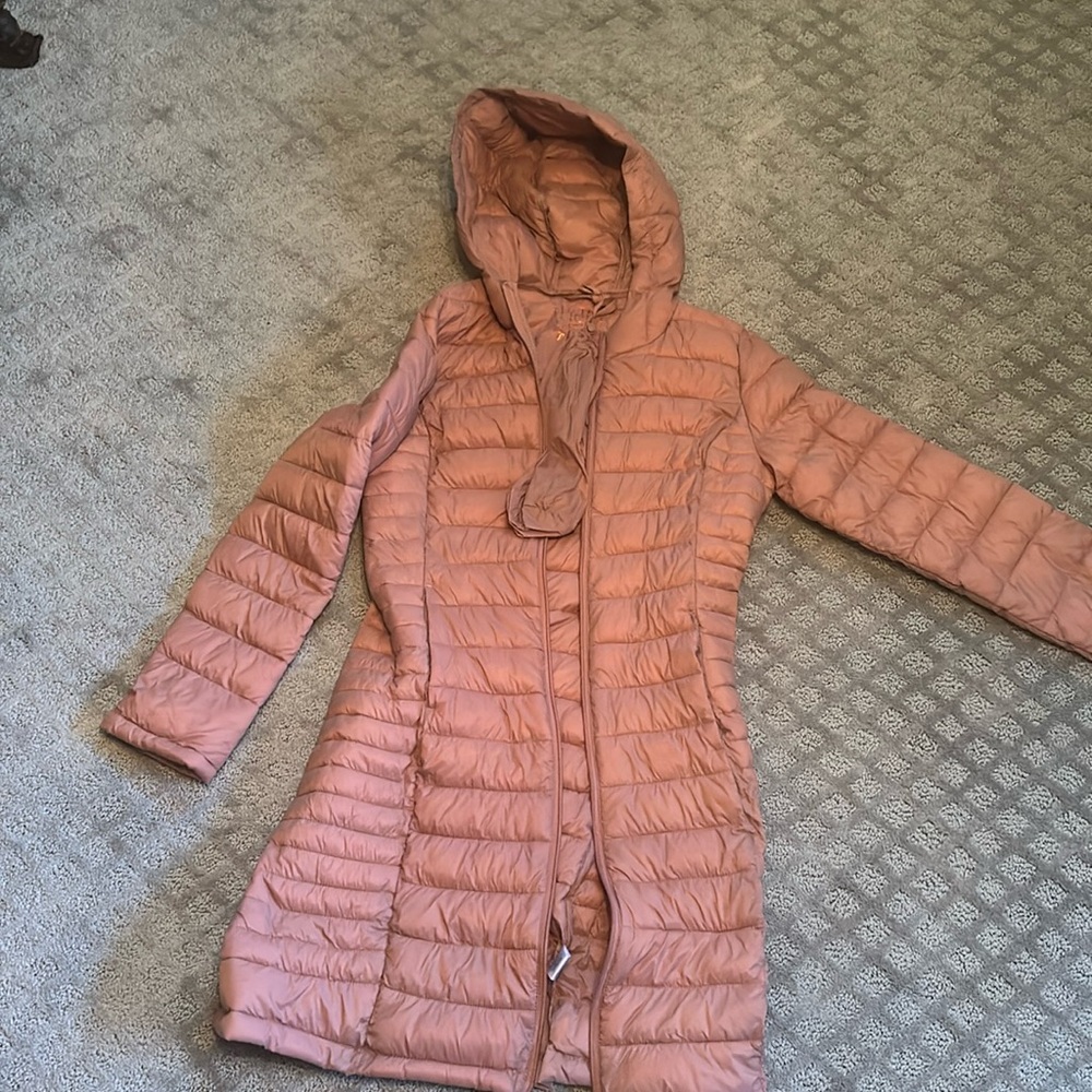 Ultra light packable puffy jacket with hood 34” long mauve never worn